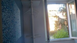 A room with a window overlooking greenery and a building. - Rome: NEW from 3 up to 11 people Central, Modern and bright (Roma)