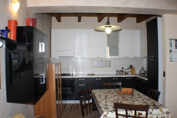 Fridge, oven, stovetop, coffee/tea maker