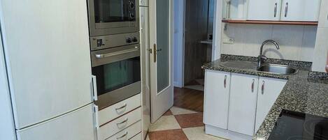 雪櫃、微波爐、焗爐、洗碗機