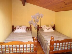 5 bedrooms, iron/ironing board, WiFi, bed sheets