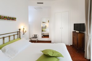 2 bedrooms, in-room safe, desk, laptop workspace