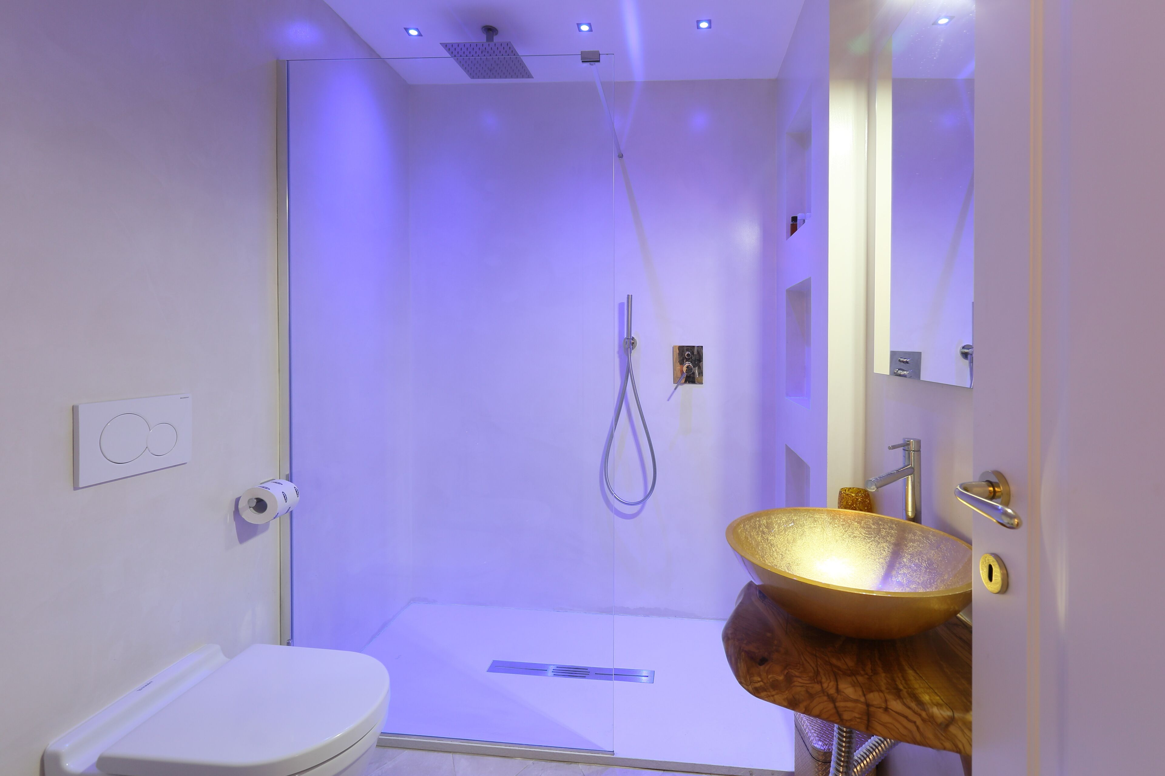 Secadora de cabello, batas, pantuflas, bidet 