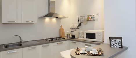 Réfrigérateur, micro-ondes, plaque de cuisson, cafetiÚre/bouilloire