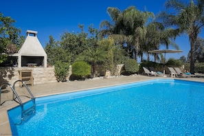 Una piscina climatizada, tumbonas