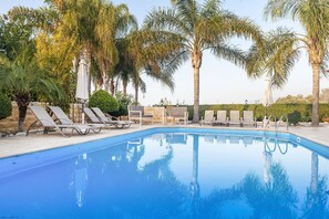 Piscine chauffée, chaises longues