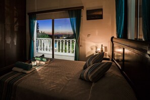 4 bedrooms, iron/ironing board, Internet, bed sheets