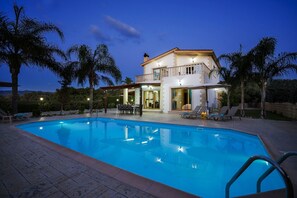 Piscine chauffée, chaises longues