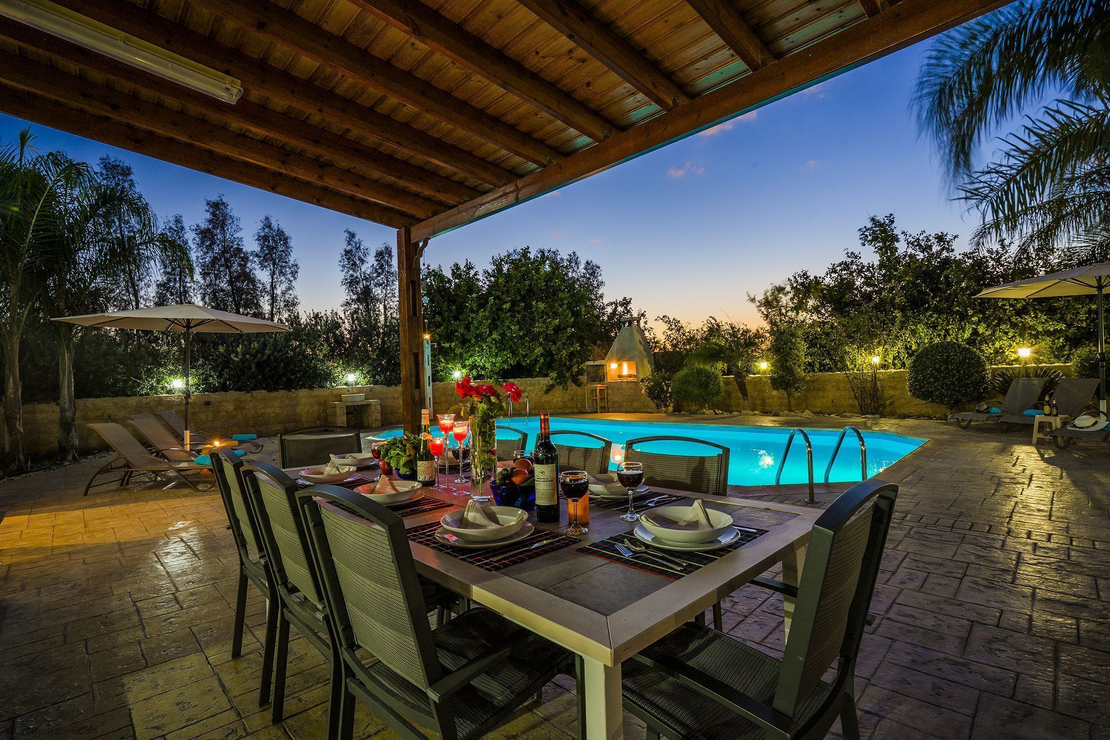 Piscine chauffée, chaises longues