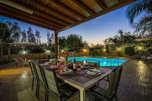 Piscine chauffée, chaises longues