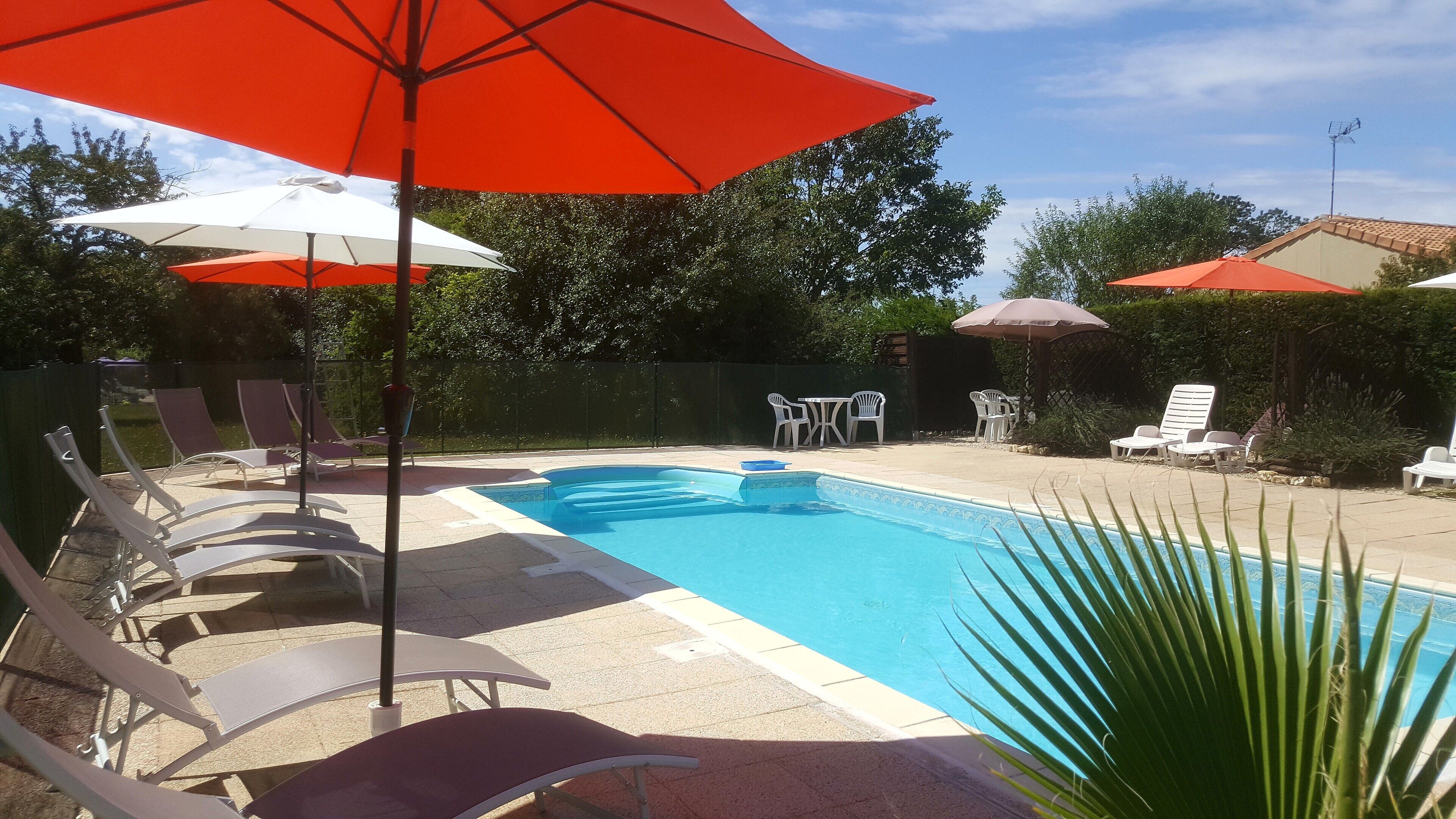 MAISON avec  3 chambres , 9 personnes avec terrasse ombragée et coin BBQ privée