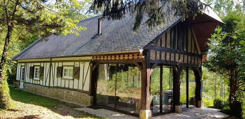 Charmante Maison Normande  au  bord de la rivière Charentonne à 150 kms de Paris