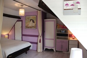 A bedroom with a bed, a wardrobe, a painting, and a lamp. - Charming 18th century Normandy House by the river 150 km from Paris (Broglie)