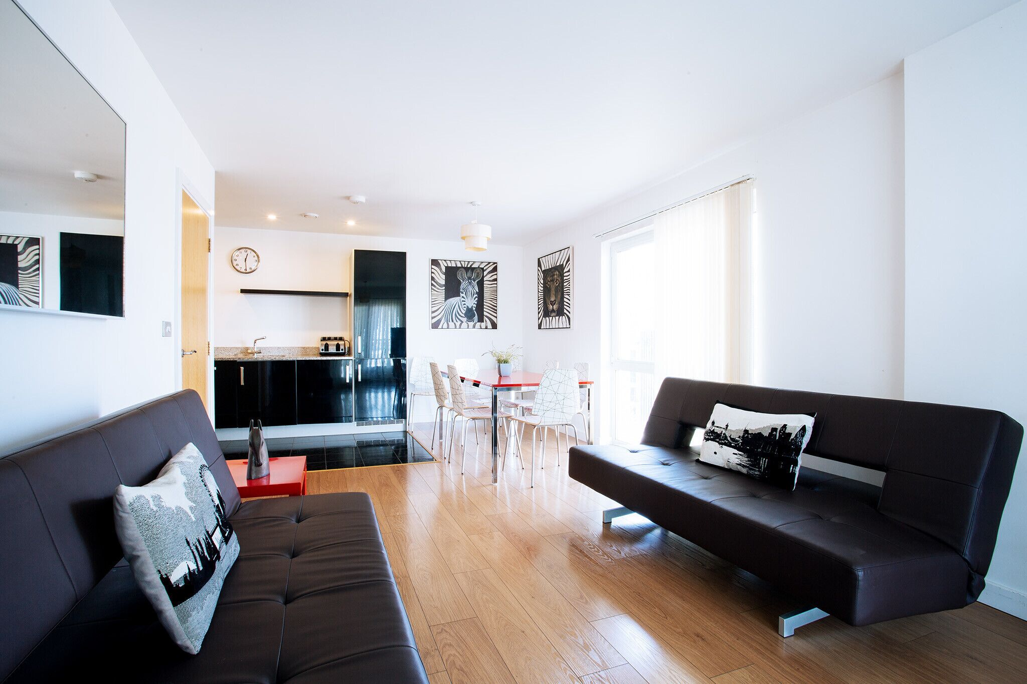 Modern three bedroom North Greenwich 90