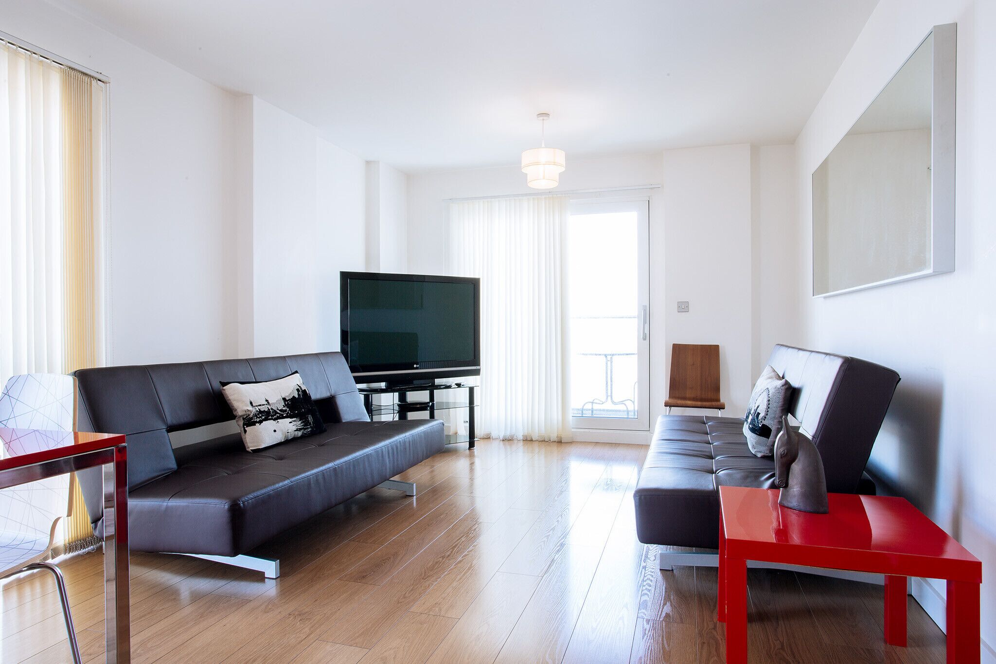 Modern three bedroom North Greenwich 90