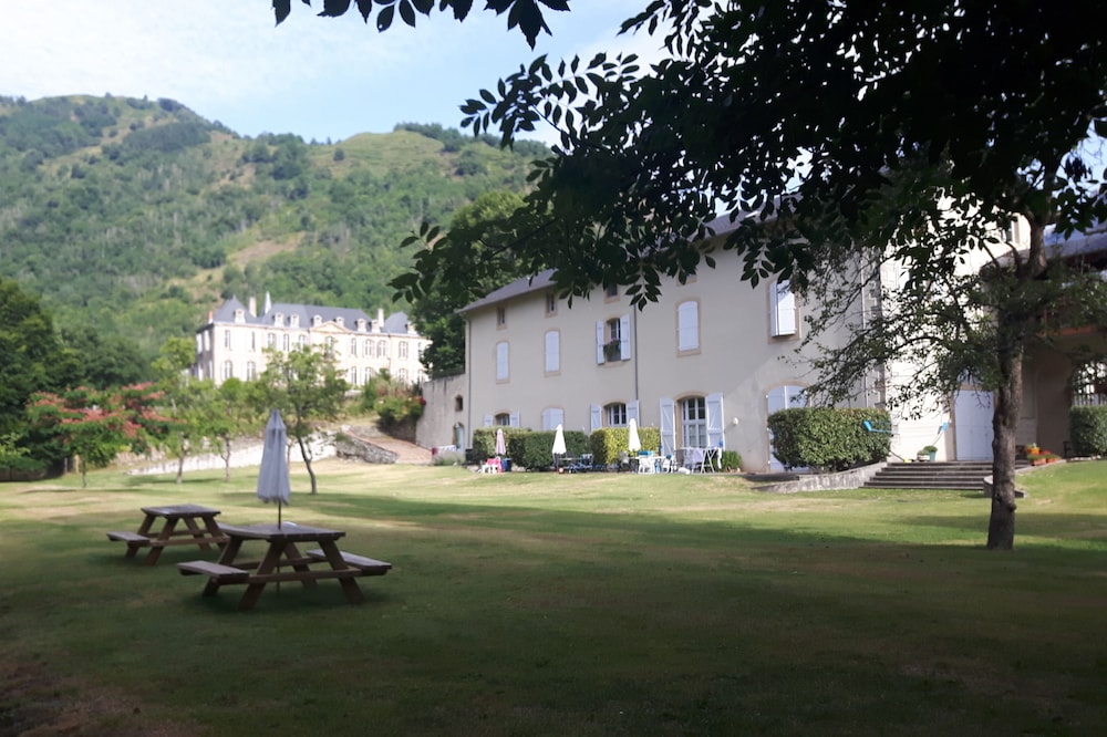 Unique Ski/Mountain Apartment In Grounds Of 18th Century Chateau with new pool