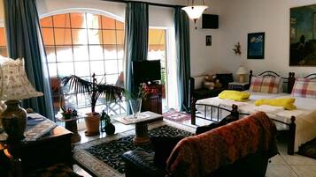 Iron/ironing board, internet, bed sheets