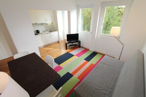 TV - 112-E Art Deco apartment in city center. Confort and cozyness. AC, wifi. (Porto)
