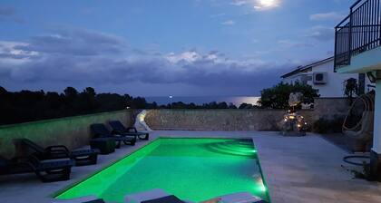 Club Villamar - Belle et confortable villa avec piscine privée d'eau salée à seulement 800m de la...
