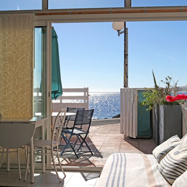 Interior - luxurious studio 'feet in the water' (3 meters from the pond). (Mèze)