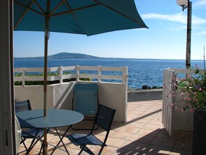 Outdoor dining - luxurious studio 'feet in the water' (3 meters from the pond). (Mèze)