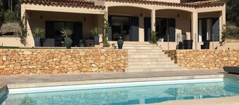Piscine chauffée entre 28° et 30° toute la saison