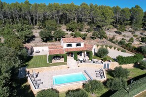 An aerial view of a villa with a swimming pool, surrounded by trees and a well-maintained lawn. - Swimming pool heated between 28° and 30° all season long (Entrecasteaux)