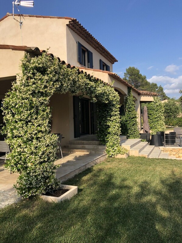 A house with a covered patio, a garden, and outdoor furniture. - Swimming pool heated between 28° and 30° all season long (Entrecasteaux)