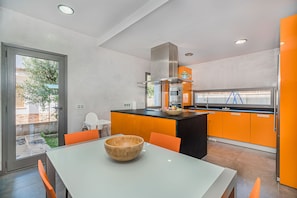 Kühlschrank, Mikrowelle, Ofen, Geschirrspüler