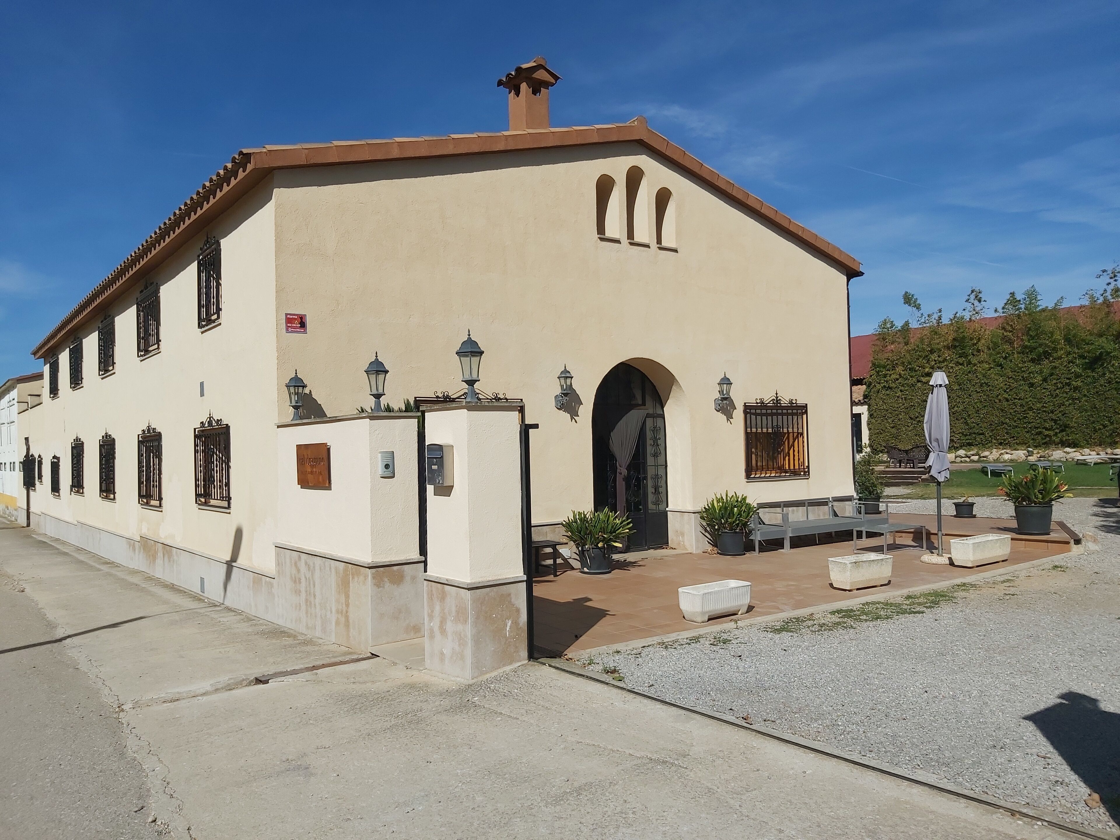 Cal Dragano with charm between vineyards with pool