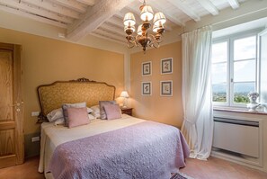 6 bedrooms, iron/ironing board, bed sheets