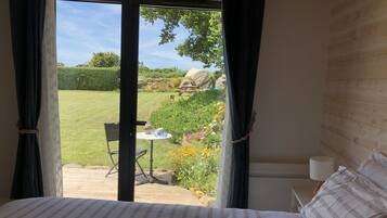 4 quartos, escrivaninha, ferros/tábuas de passar roupa, berço de viagem