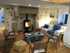 TV, fireplace, books, stereo - Charming house renovated all comfort, large enclosed garden at 100m classified **** (Plouguerneau)