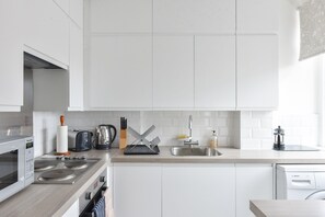 Fridge, microwave, oven, stovetop - THE SLOANE SQUARE STUDIO (London)