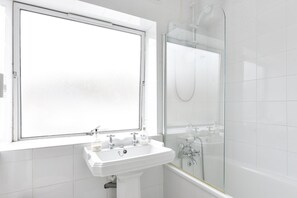 Ensemble douche/baignoire, sèche-cheveux, serviettes fournies, savon