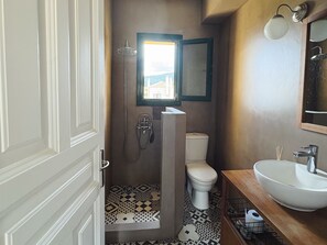 淋浴设施、吹风机、毛巾