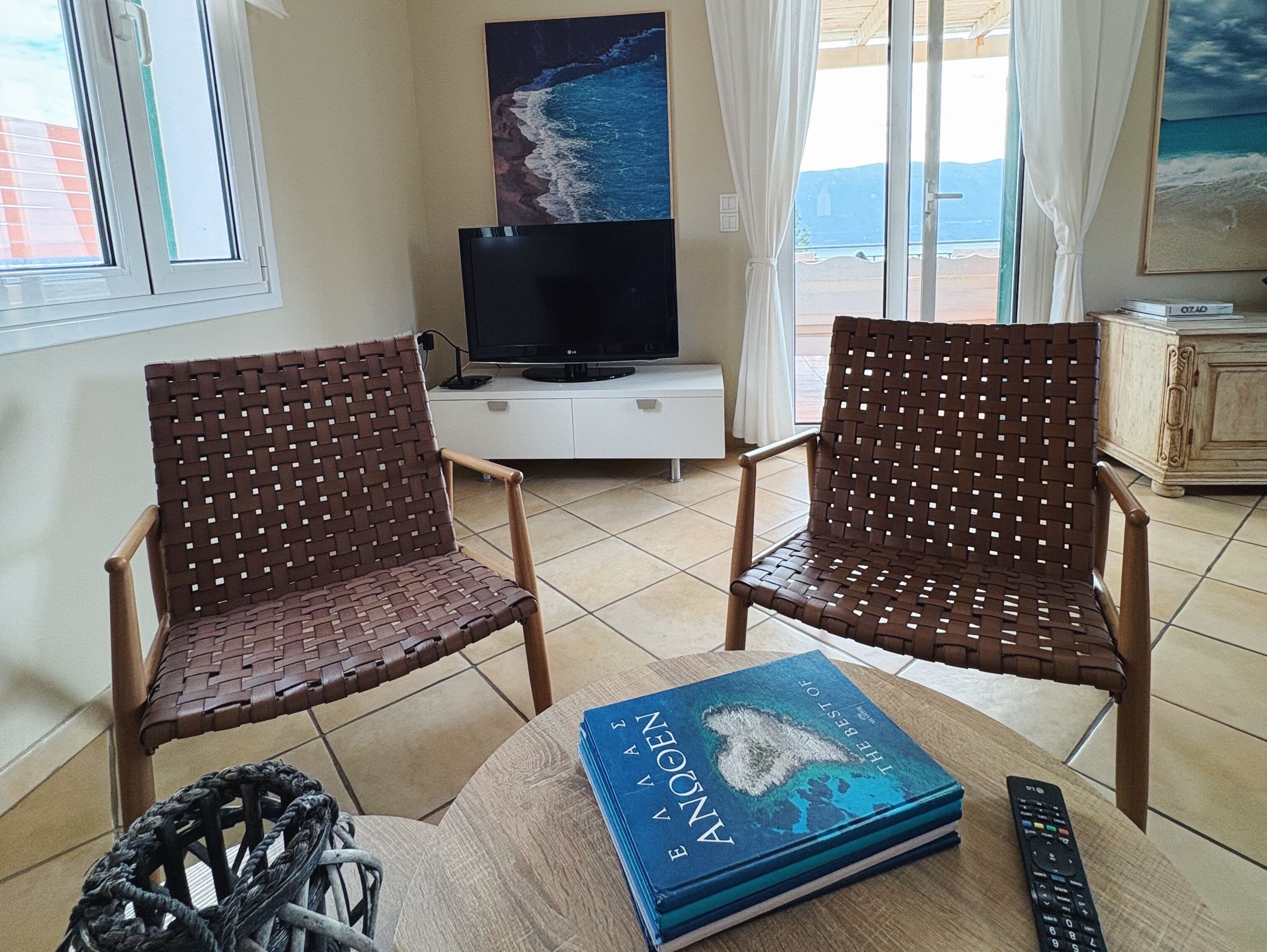 Télévision, lecteur de DVD, chaîne hi-fi