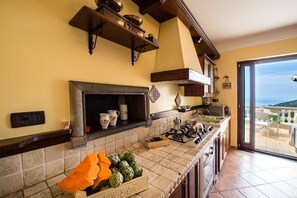 Fridge, microwave, oven, stovetop - Villa Turtle with sea view and  private pool (Massa Lubrense)