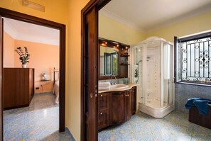 Shower, towels - Villa Turtle with sea view and  private pool (Massa Lubrense)