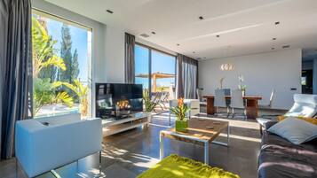 Een smart-tv, een tafeltennistafel en een stereo