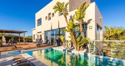 Suunnittelija huvila uima-altaalla ja upeat näkymät lahden Malaga