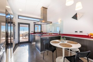 Køleskab, mikrobølgeovn, ovn, kogeplade