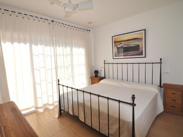 3 makuuhuonetta, silitysrauta/-lauta, internet