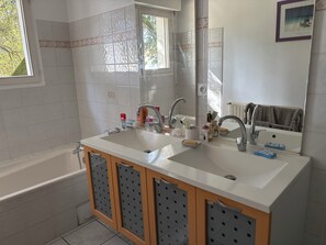 Kombination af bruser/badekar, håndklæder, Toiletpapir