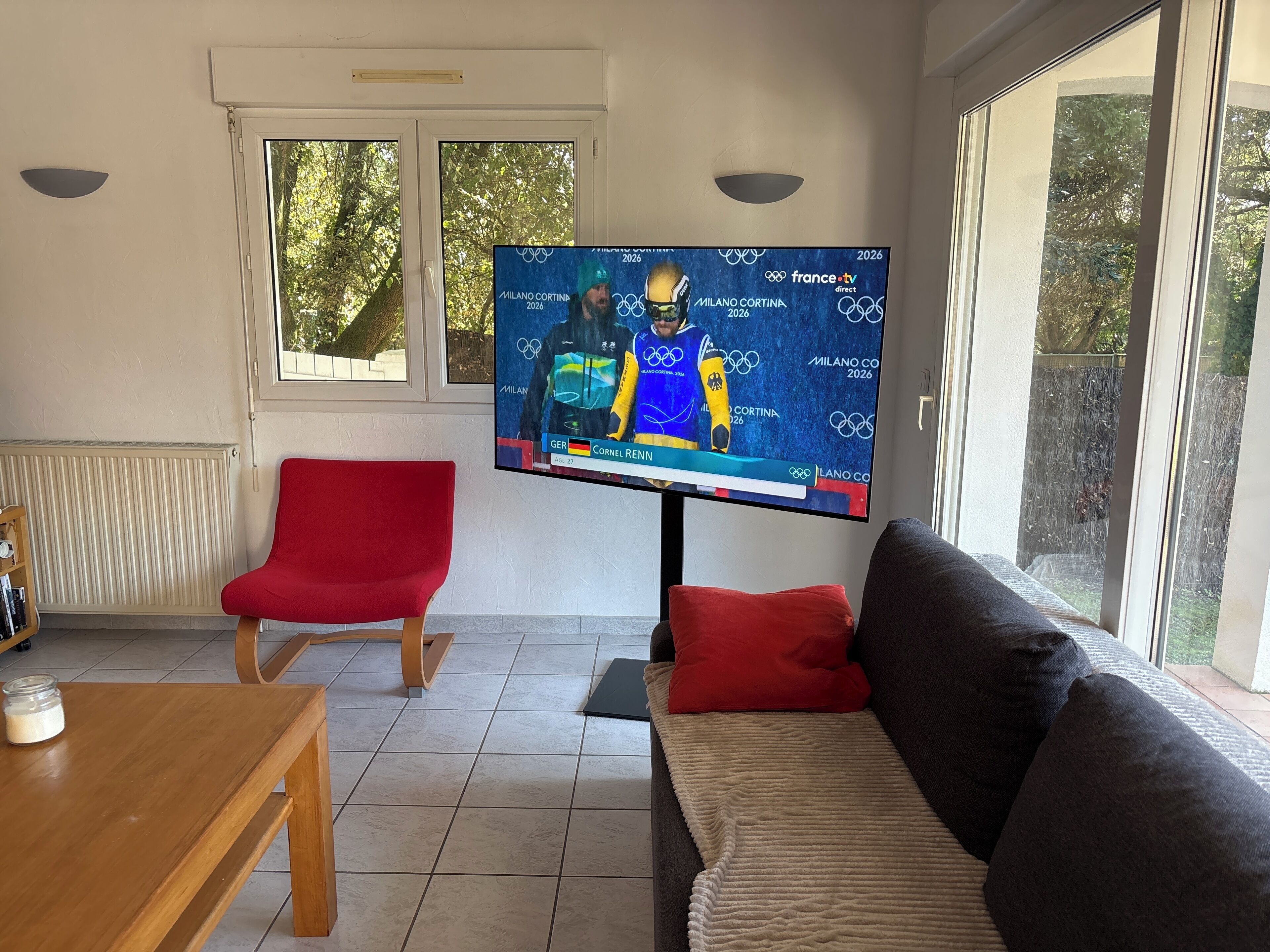 Télévision, lecteur de DVD, livres, médiathèque