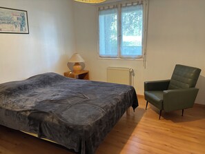 4 slaapkamers, een strijkplank/strijkijzer, reisbedje, gratis wifi