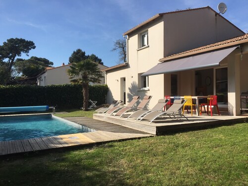 VILLA STANDING PROCHE MER,PISCINE CHAUFFEE JARDIN,BILLARD, TERRAIN DE PETANQUE  
