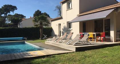 VILLA STANDING PROCHE MER,PISCINE CHAUFFEE JARDIN,BILLARD, TERRAIN DE PETANQUE