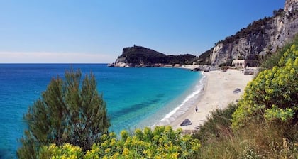 Appartement avec terrasse surplombant la mer- Finale Ligure