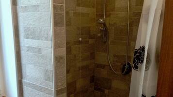 Douche, sĂšche-cheveux, serviettes fournies, savon