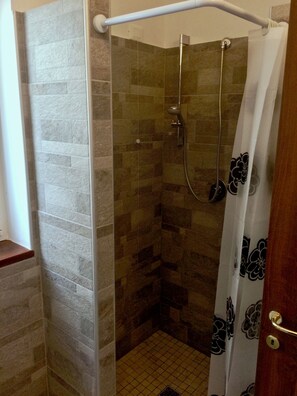 Een douche, een haardroger, handdoeken, zeep